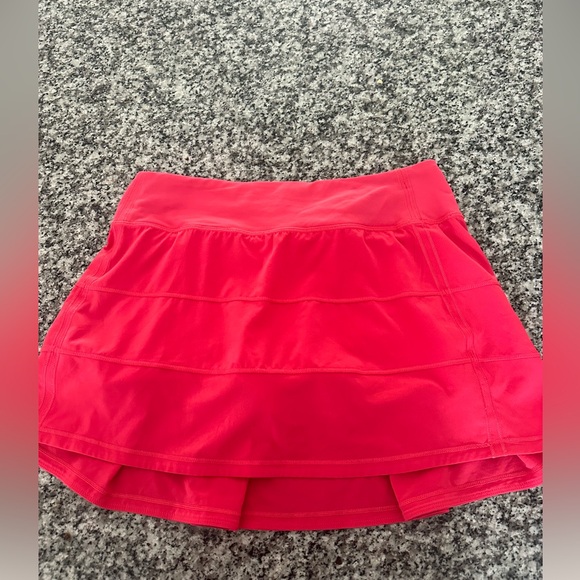 lululemon athletica Dresses & Skirts - Super cute Lululemon pace rival skirt size 4 lipgloss color!